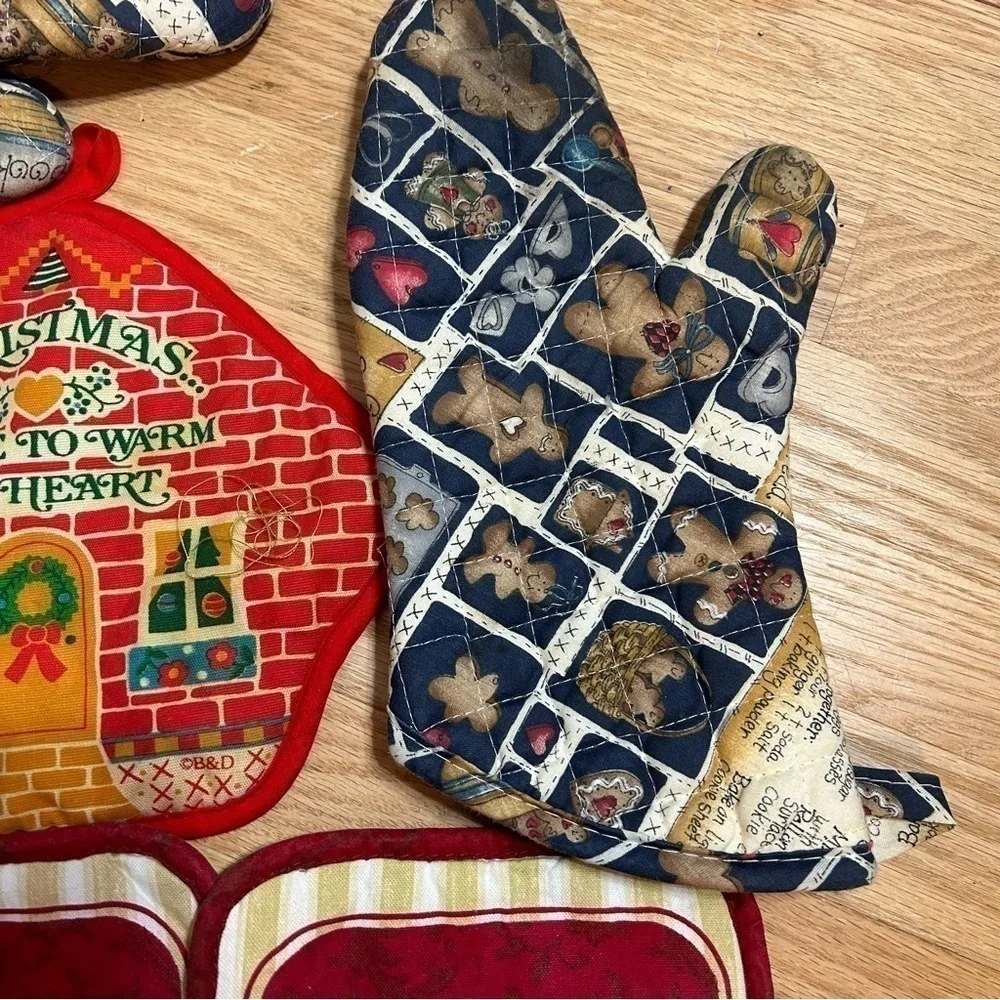 Vintage Pot Holder Bundle Christmas Poinsettias Gingerbread Man Bear Wreath